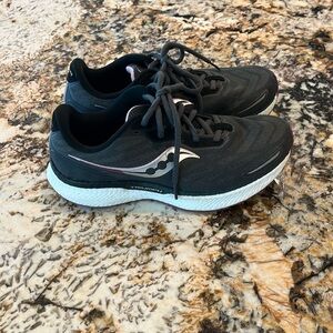 Saucony Triumph 19 Gray Running Shoes Women’s Sz 9